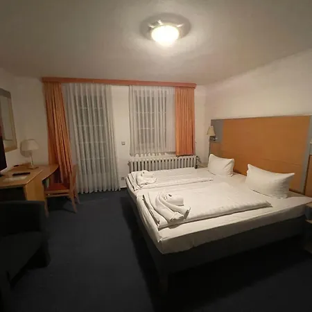 Zum Hotel